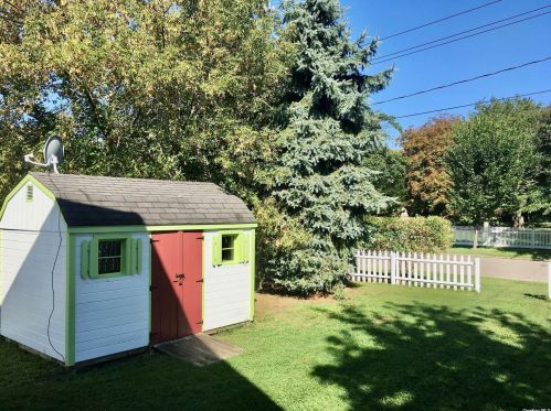 300 Johnson Ct, Greenport, NY 11944-1344
