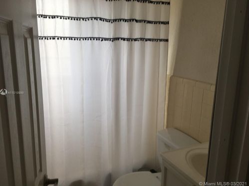 7898 173rd St, Hialeah FL  33015-3855 exterior