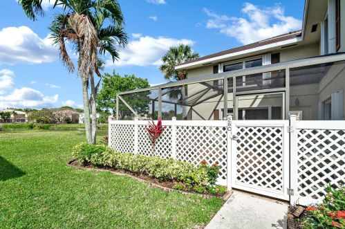 28 Clinton Ct, West Palm Beach, FL 33411-7933