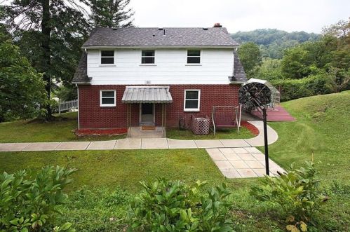 105 Fairview Dr, New Kensington, PA 15068-3838