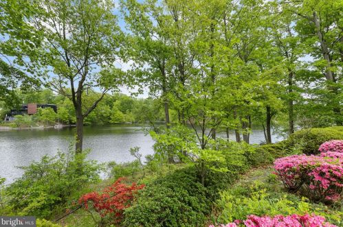 6318 Crosswoods Cir, Falls Church, VA 22044-1302