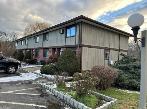 5 Millholland Dr, Fishkill, NY 12524-1510