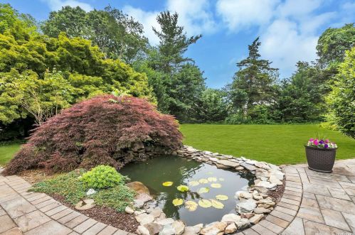 4 Magenta Ln, Elwood NY  11731-5116 exterior