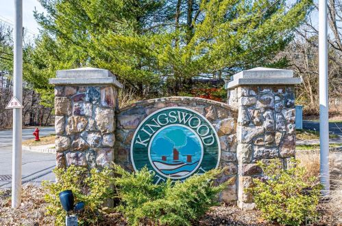 9 Hyde Park Dr, East Brunswick, NJ 08816-5240