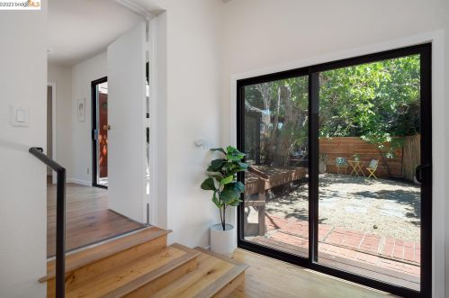 426 51st St, Oakland, CA 94609-2106