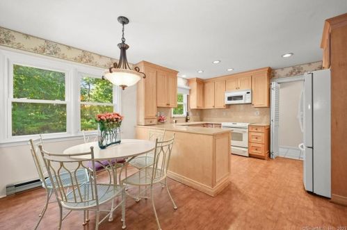 41 Cranbury Rd, Norwalk CT 06851-2649 exterior