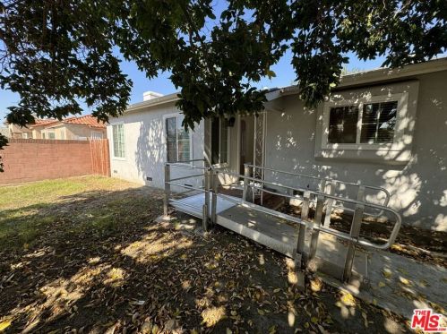5243 Village Rd, Long Beach, CA 90808-1633