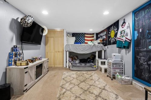 102 Kelly Rd, Wapping CT 06074-3119 exterior