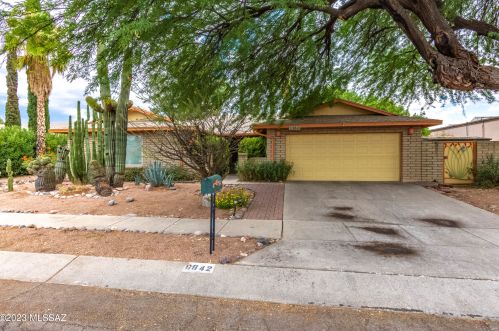 8842 27th St, Tucson, AZ 85710-7271