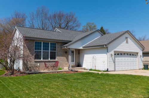 304 Stonebrook Dr, Waukesha, WI 53186-1272