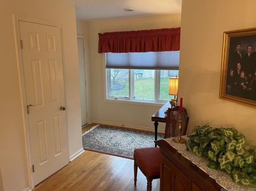 12 Boulevard Dr, Danbury CT  06810-7241 exterior