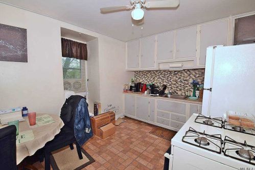 49 Gladys St, North Lindenhurst NY  11757-1202 exterior