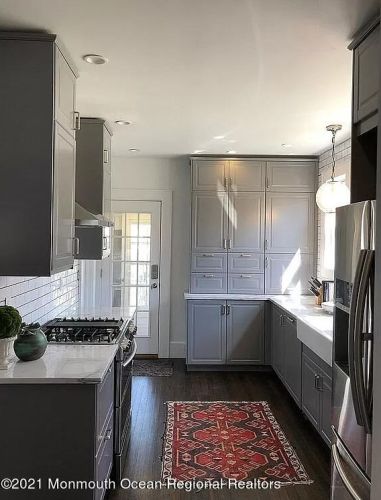 208 Park Dr, Woodbridge NJ  07095-2002 exterior