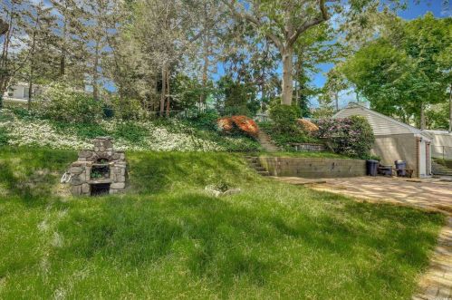 20 Clare Dr, Elwood NY  11731-1324 exterior