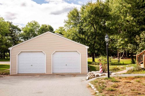 208 Lawrence Rd, Salem NH  03079-3905 exterior