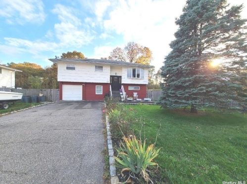 438 Spur Dr, Bayshore, NY 11706-3432