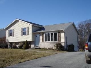9 Vail Dr, Hanover, PA 17331-9123