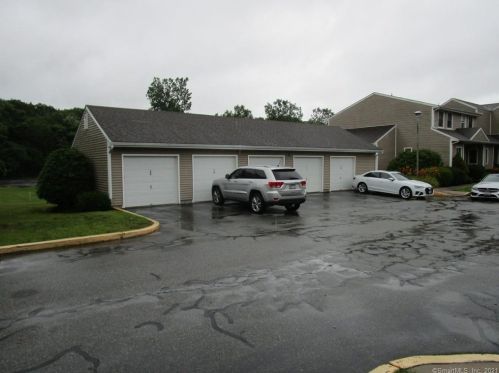 16 Cobblestone Dr, Groton, CT 06340-3853