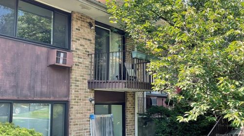 127 Kennedy Dr, Bridgeport, CT 06606-5913