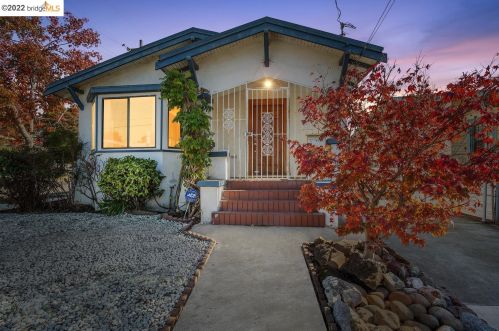 2368 Bartlett St, Oakland CA 94601-3213 exterior