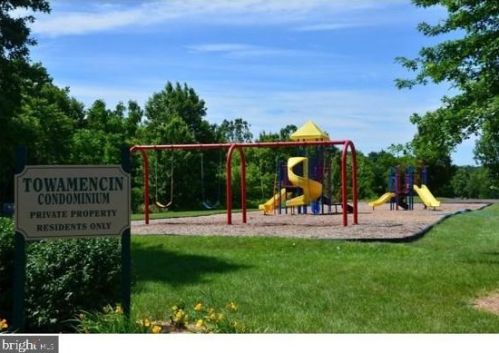 504 Freedom Cir, Harleysville PA  19438-3946 exterior
