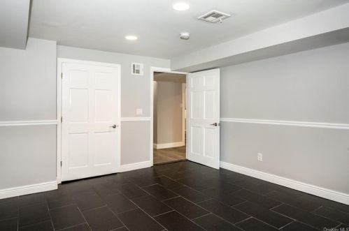 73 Rolling Way, New Rochelle NY  10804-2405 exterior