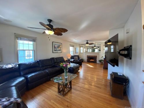425 Huntington Rd, Stratford, CT 06614-3402