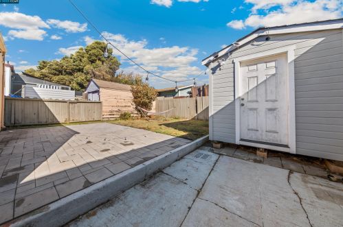 7426 Holly St, Oakland CA  94621-2834 exterior