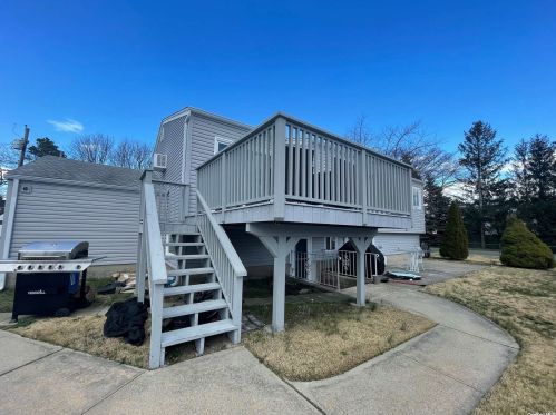 141 6th St, North Lindenhurst, NY 11757-1114