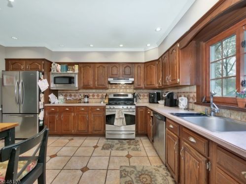 6 Valhalla Way, Verona, NJ 07044-2327