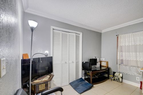 522 Avenida Hermosa, West Palm Beach FL  33405-1515 exterior