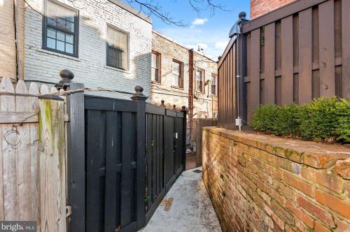 1030 31st St, Washington DC  20007-4405 exterior