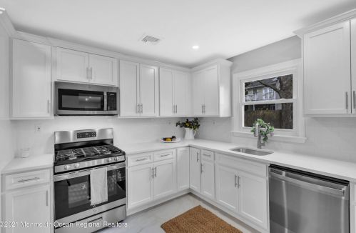 13 Salisbury Ave, Middletown NJ  07748-5240 exterior