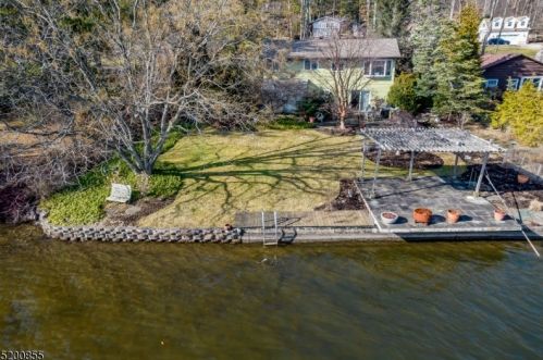 95 Bearfort Rd, West Milford Lakes, NJ 07480-1401