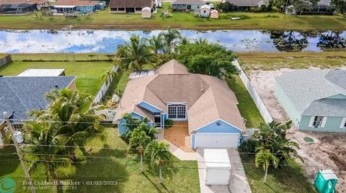 2233 Heathwood Cir, Fort Pierce, FL 34952-6927
