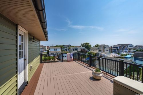 115 Annuskemunnica Rd, Babylon NY  11702-4424 exterior