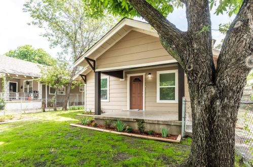 2202 Chestnut Ave, Fort Worth TX  76164-7953 exterior