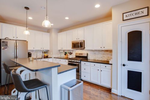 15935 Greymill Manor Dr, Haymarket VA  20169-4927 exterior