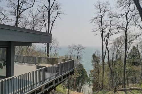 6880 Barnett Ln, Milwaukee, WI 53217-3601