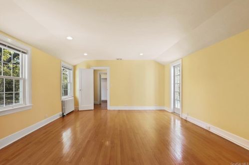 9 Avondale Rd, White Plains NY  10605-4101 exterior