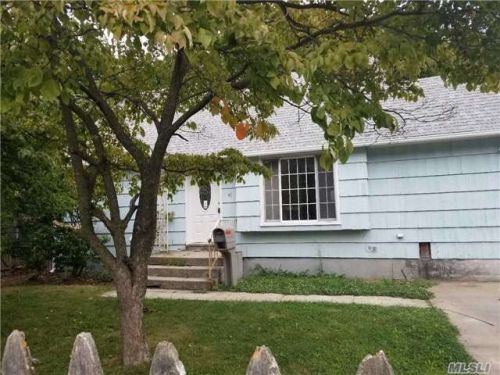 41 33rd St, Copiague, NY 11726-1810