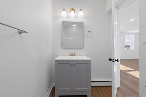 22 Fountain St, Norwich CT  06360-5008 exterior