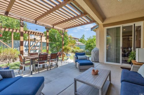 662 Canterbury Cir, Vacaville CA  95687-8225 exterior