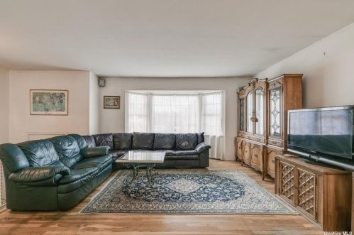 47 Mohawk Ave, Deer Park, NY 11729-2406
