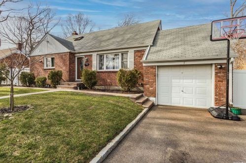 7 Tasman Ln, Huntington Station, NY 11746-1123