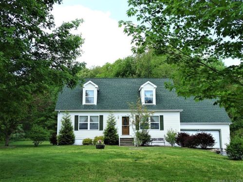 35 Salt Box Ln, Uncasville, CT 06382-2079