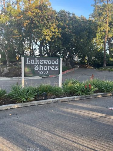 12750 Centralia St, Lakewood CA  90715-2418 exterior