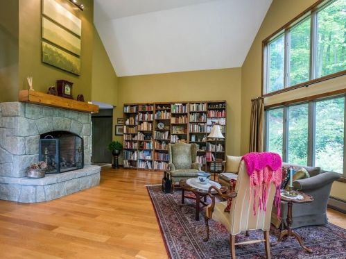 28 Garnet Rd, Roxbury CT  06783-2033 exterior