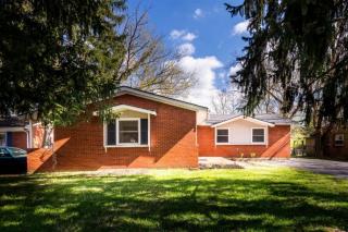 3466 Greentree Rd, Lexington, KY 40517-2803