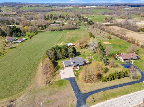 786 Decorah Rd, West Bend WI  53095-8112 exterior